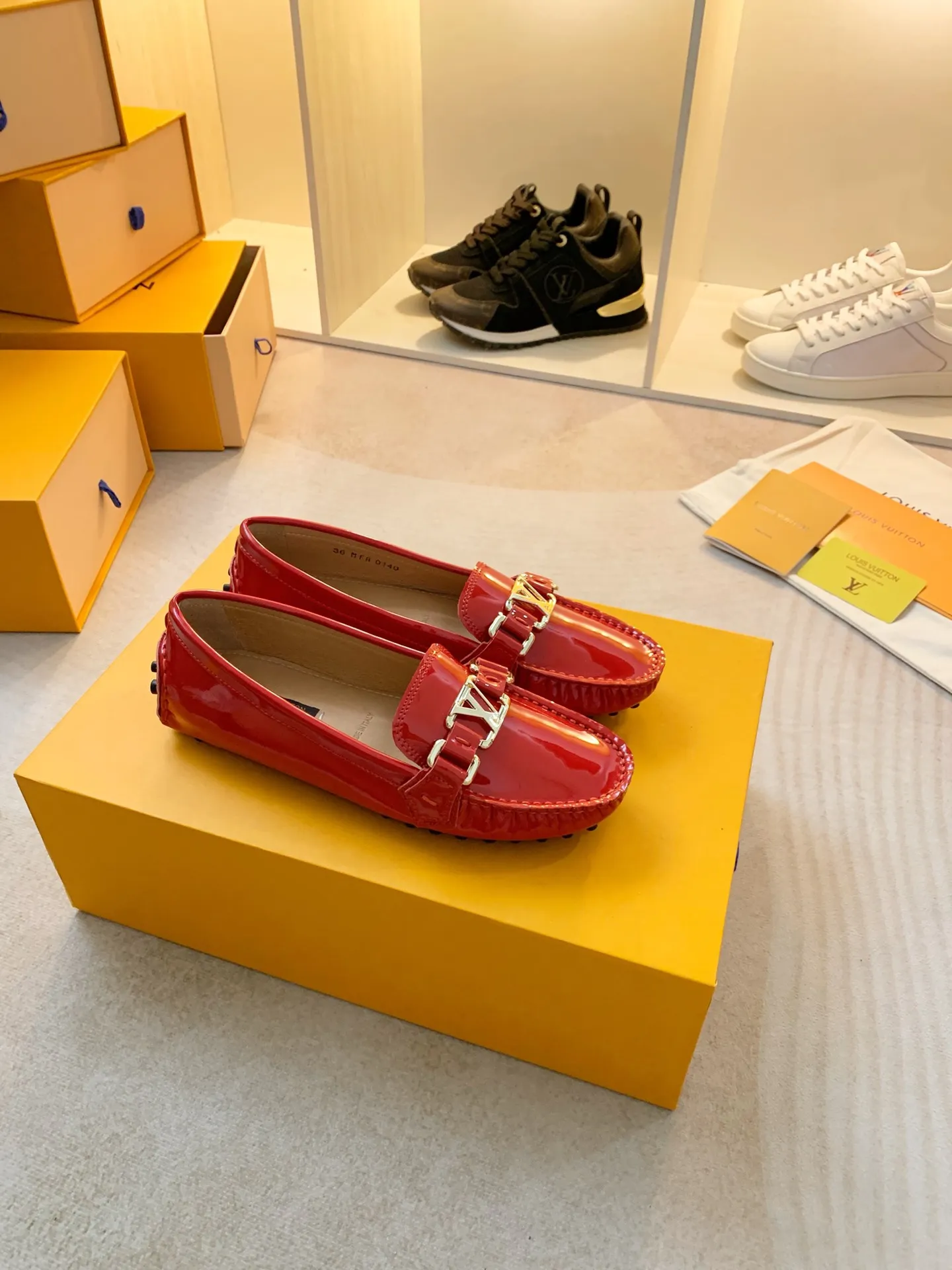 p460💰Couple model❤️🇫🇷 𝙇𝙤𝙪𝙞𝙨 𝙑𝙪𝙞𝙩𝙩𝙤𝙣 🇫🇷Louis Vuitton 2023 Classic𝓛𝓿 𝓣𝓻𝓪𝓲𝓷𝓮𝓻 Sports Series ➪➪➪¯ [Arizona Doudou Shoes Series] ▪️▪️▪️Arizona slip-on shoes are made of Monogram Eclipse canvas. Its hand-painted and dyed edges and hand-sewn uppers fully demonstrate Louis Vuitton's traditional shoemaking craftsmanship. This slip-on shoe is very lightweight. The integrated tongue and upper make it particularly comfortable and flexible. The soft outsole is equipped with rubber padding. Decorated with matching sash. Detailed features: ☑️Monogram Eclipse canvas ☑️Black Eclipse pattern ☑️Hand-painted shoe edges ☑️Hand-sewn uppers (each pair takes time to process) ☑️Integrated tongue and upper construction ☑️Outsole equipped with rubber lining ☑️size: 35_46